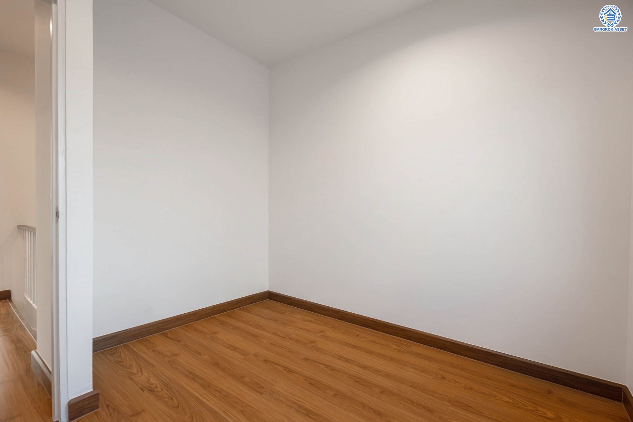 บ้านมือสองตกแต่งใหม่ โครงการ เดอะวิลเลจ แจ้งวัฒนะ-ติวานนท์ หลังมุม เนื้อที่ 55 ตร.ว. ดีไซน์ตอบทุกไลฟ์สไตล์ ฟังก์ชัน 3 ห้องนอน 2 ห้องน้ำ จอดรถได้ 2 คัน Living ชั้นล่างกว้างขวาง สามารถกั้นเป็นห้องเพิ่มได้สบาย ๆ บนทำเลติดถนนใหญ่ เชื่อมต่อทุกเส้นทาง ใกล้รถไฟฟ้าสายสีชมพู "สถานีแจ้งวัฒนะ-ปากเกร็ด28" และจุดขึ้นทางด่วน "ศรีสมาน"